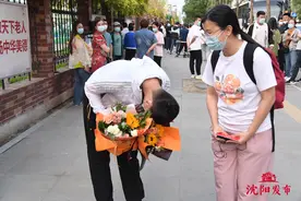 沈阳外卖小哥结束高考，最大的梦想是当老师！接过鲜花他深深鞠躬图片