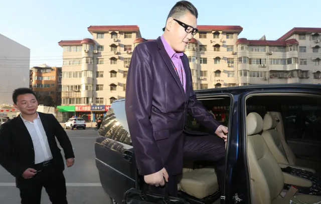 一亿米的巨人美女是谁 一亿米的巨人美女古风