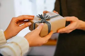 不同关系的人送手表的含义有什么不一样？今天依宝诺给你讲清楚图片