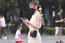 时尚精致的姑娘，可以选择长裙搭配，穿上高跟鞋更有气质图片