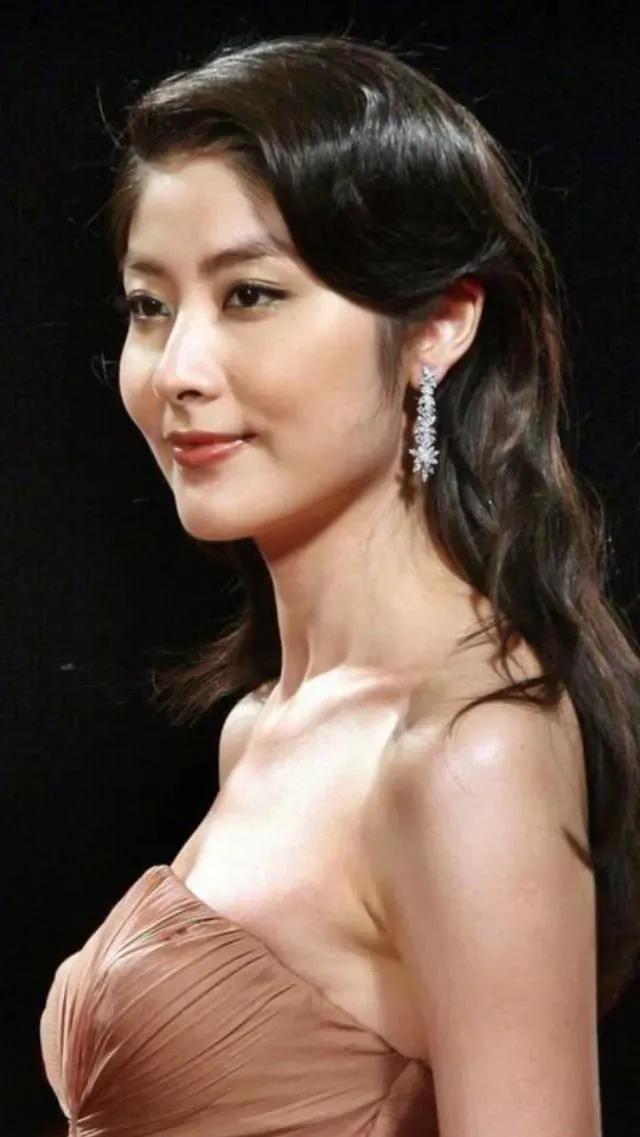 表面是艺人，实际是富家千金的8位女星，她们更不怕的就是潜规则