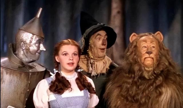 奥特曼和铠甲勇士哪个更厉害？