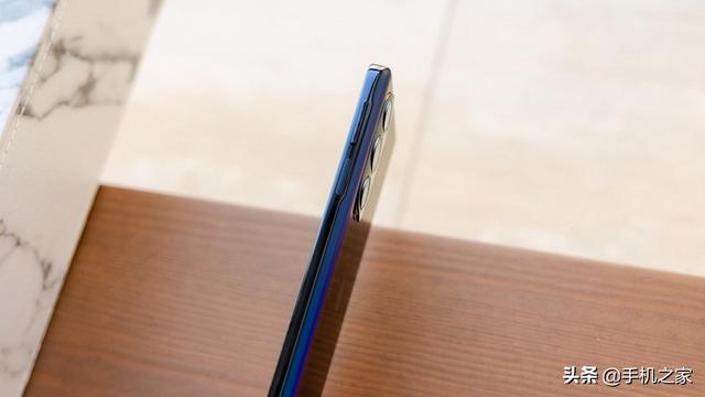 首发全新一代骁龙8旗舰移动平台 可恶又被moto edge X30装到了
