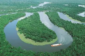 亚马逊河流域的地理特征和环境影响图片