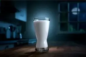 每天睡前一杯牛奶，坚持下来会有4种好处图片