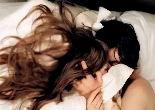 24岁男子约45岁大妈开房，偷拍整个过程，大妈：一辈子没脸见人了