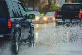 雨天汽车后视镜都是水看不见怎么办，老司机是这样解决的图片