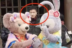 上海迪士尼丑陋的一幕曝光，堪称当代底层打工人被羞辱实录图片