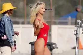 莉莉•詹姆斯一袭红色泳衣，化身性感肌肉女图片