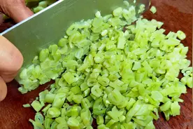 夏天，韭菜芹菜靠边站，遇见这菜别手软，营养极高，蒸包子吃真香图片