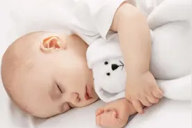 宝宝睡得正香，要不要叫醒喝夜奶？大部分父母都做错了图片