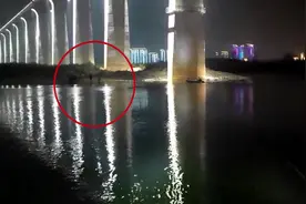 江水突涨！4名游客被困胭脂坝浅滩消防紧急救援图片