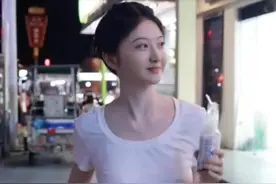 景甜剪了短发后无人能及，白T也能穿出女人味，人间水蜜桃不白叫图片