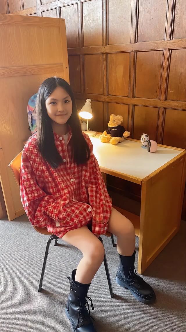 李湘公开女儿开学美照,王诗龄就读英国名校曝光,一年学费28万