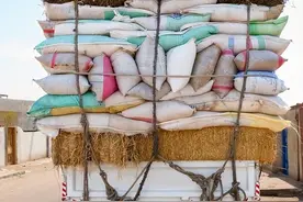 货车卸石材时出现危险情况，两名工作人员来不及躲避，被砸身亡！图片