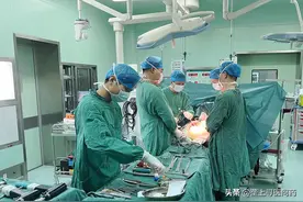 老人膝盖疼痛多年误当滑膜炎 原是多年酗酒将股骨头“醉死” 医生：酗酒和激素滥用是股骨头坏死的罪魁祸首图片
