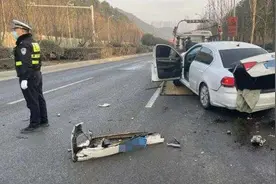 自己的车被别人撞了怎么办图片