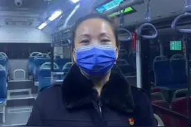 暖心女车长三次下车，给外卖小哥送来温水胃药图片