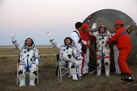 宇航员回家探亲，为何要经过多部门批准，还要专人24小时贴身护卫图片