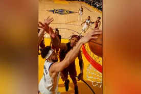 汤普森复出砍17分，勇士轻取骑士结束连败图片