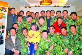 18年前，那个被35位武警“爸爸”养大的湖北女孩，后来怎么样了？图片
