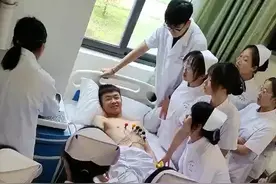 医学课上小伙充当人体模型，引来一屋子女护士围观！男生乐开花了图片