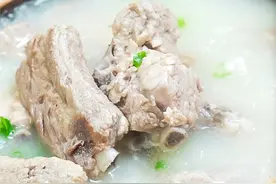 清炖排骨汤，记住不要直接炖，诀窍告诉你，排骨汤鲜肉香，无腥味图片