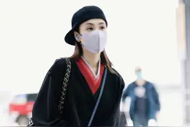 阿娇瘦了更自信，穿露脐装走机场，搭配破洞牛仔裤好时髦图片