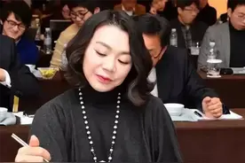 2014年，富豪千金因一袋坚果侮辱乘务，逼空姐下跪，后来怎样了？图片