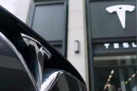 特斯拉承认其车辆不能自动驾驶，要“教育车主”：需司机持续监控图片