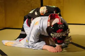 一言不合就下跪，韩国人和日本人的膝盖，为什么这么软？图片