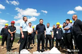 岚县：王小明检查指导尾矿库闭库治理工作图片