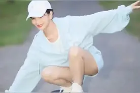 70岁的赵雅芝玩滑板被撕，装嫩、摆拍还是正能量？图片