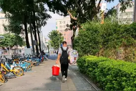 三和大神坐高铁回家，父母：为什么不买辆车开回来？图片