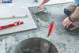 贴瓷砖，要不要用胶水？用瓷砖胶还是背胶？原来多花钱不一定更好图片