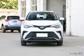 丰田入门低价小SUV，空间满足家用，省油又省心，带你看奕泽IZOA图片