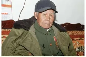 86岁老农隐藏55年，掏出一破布包吓坏省委书记：您是特等功臣？图片