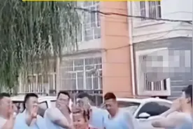 内蒙古女子邀8位男性同学当伴娘，打破男女间没有纯真友谊的观念图片