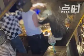 女孩台上唱歌被男子两次泼酒后下台反泼，当事人：他的行为影响了全场顾客，全程未道歉，并称自愿被反泼图片