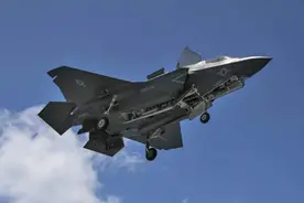 美国又丢人！刚来南海炫耀就出事，美军F-35撞击航母场面混乱不堪图片