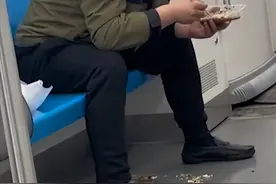 男子在地铁车厢内吃饭吐一地鱼骨头，目击者称下车没带走，地铁客服：车厢禁止饮食，遇此情况工作人员会劝阻图片