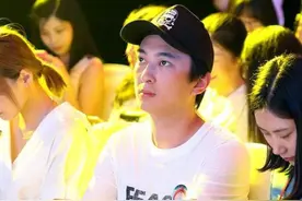 解封第1天！王思聪外出溜达被拍，近照曝光瘦一圈，身后跟俩美女图片