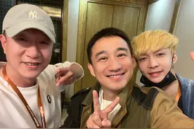 《极限挑战》回忆杀！黄渤黄磊王迅孙红雷张艺兴“男人帮”重聚，张艺兴染金发耀眼，王迅露出招牌松鼠牙图片