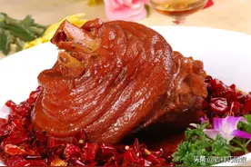 40年前的婚宴，一份薄礼全家来吃席，红色塑料袋很经典，还记得吗图片