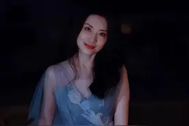 周涛这次下真功夫了，光脚穿纱裙在草地上奔跑拍写真，形象大变样图片