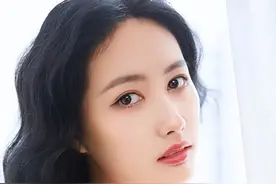 一位外卖小哥工作间隙跟女友见面，两人当街秀恩爱，路人羡慕不已图片