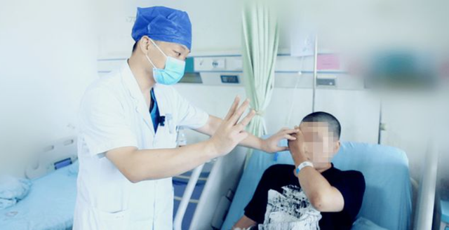 90后小伙假装盲人按摩师，专给富婆做全身服务，他：我要守住底线