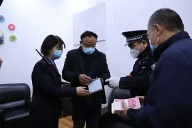 6万元现金失而复得 泰山站雷锋服务站帮旅客寻回“辛苦钱”图片