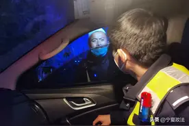 精神病患者误上高速高速交警及时救助送回家图片