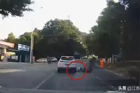 江苏苏州：带上头盔，也要戴好头盔！图片